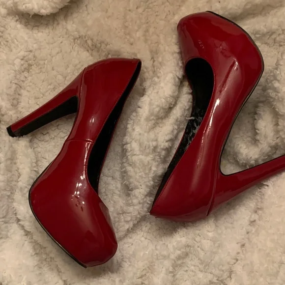 G by Guess Bold Red Platform Heels size 11 - Picture 8 of 10